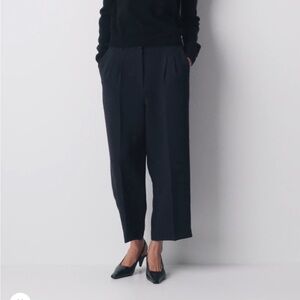Aritzia Classic Black Women's Trousers-Cropped